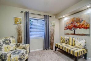 Een smart-tv, een open haard, boeken en een muziekbibliotheek