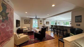 TV connectée, lecteur de DVD, table de tennis de table, imprimantes