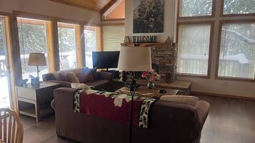 Smart-TV, Kamin, DVD-Player, Bücher