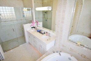 Combined shower/tub, jetted tub, hair dryer, towels