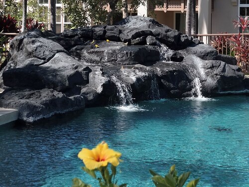 Last minute Apr sale! Quiet remodeled end unit #601, tropical views, 95 golf!