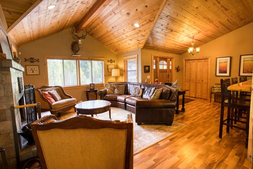 ***CUTE COZY CABIN IN THE PINES***PET FRIENDLY**FENCED YARD***