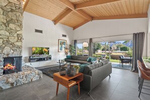 智能电视、壁炉、办公室