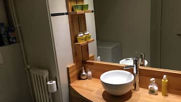 Sèche-cheveux, serviettes fournies, savon, papier toilette