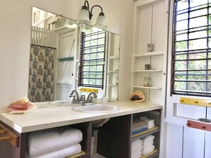 Dusche, Haartrockner, Handtücher, Toilettenpapier