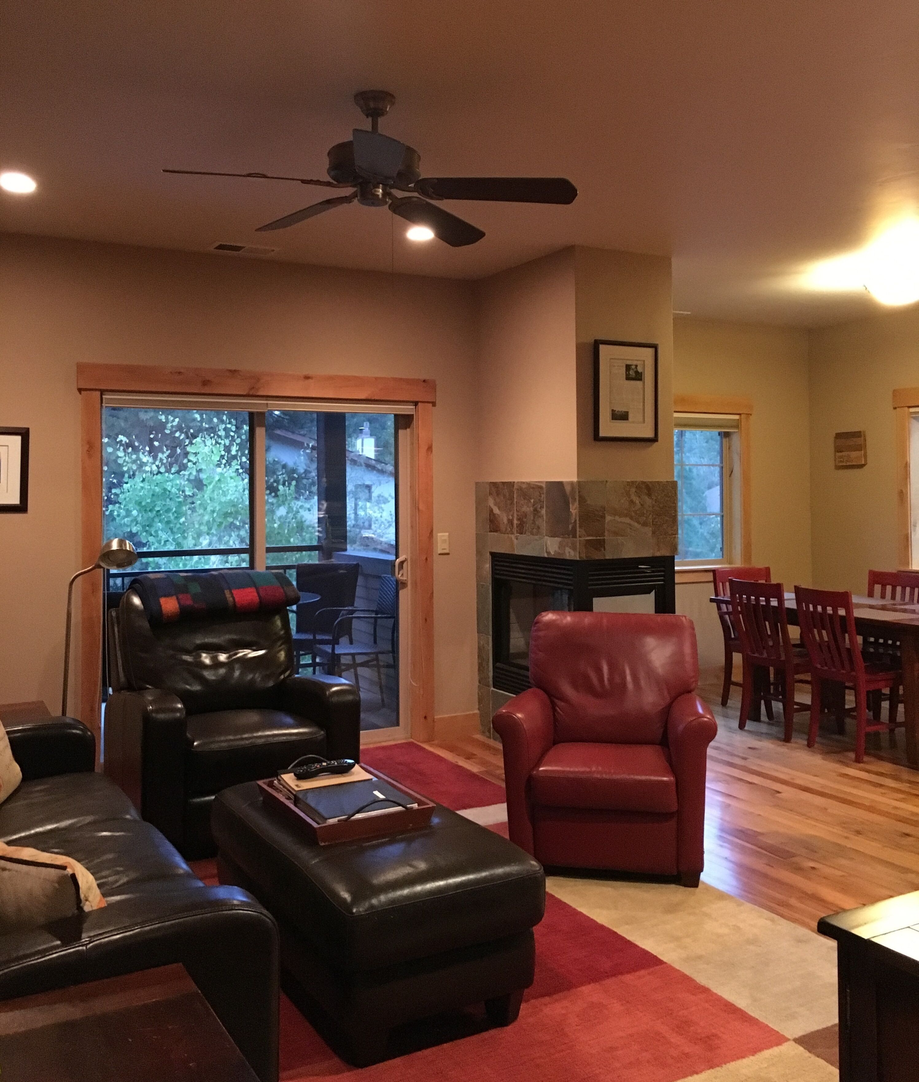 Contemporary clean townhome, great location, short walk to downtown