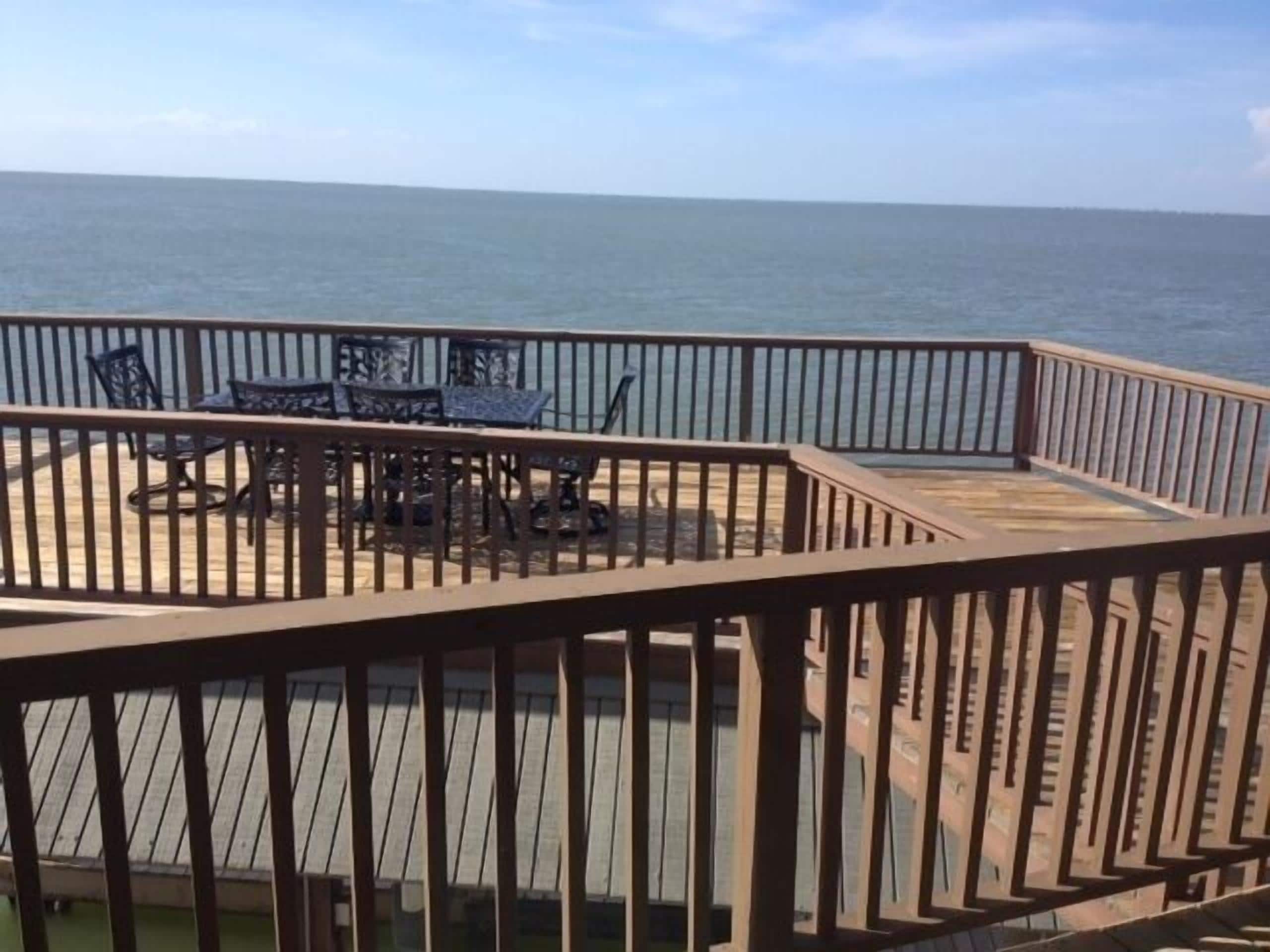 Last min deal!!!! Bay on 3 sides Best sunset  on the island. Great fishing