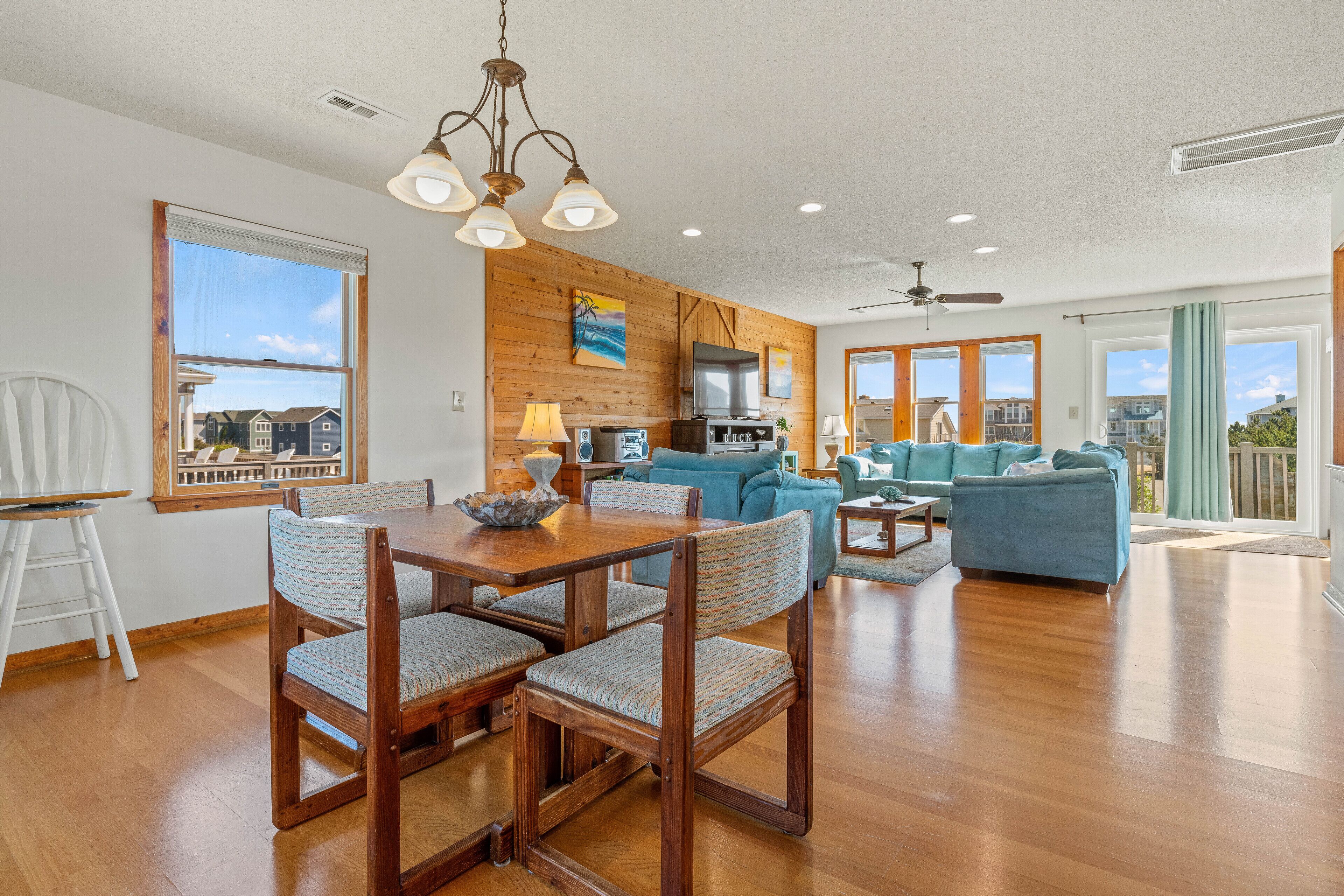 Een smart-tv, een open haard, boeken en een stereo