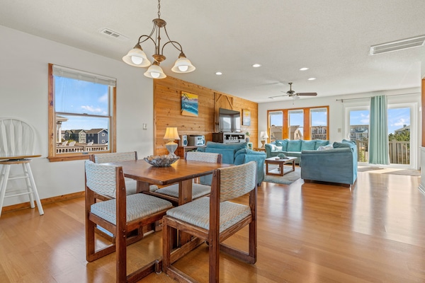 Smart TV, fireplace, books, stereo