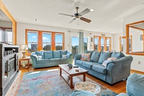 Smart TV, chimenea, libros, estéreo
