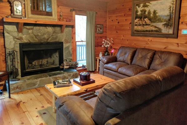 电视、壁炉、书