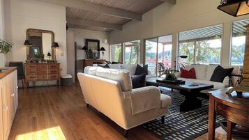 Smart TV, fireplace, music library, stereo