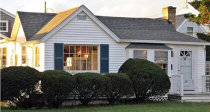 Little Gem with stunning water view of Great Bay and 1/4 mile from Bristol Beach