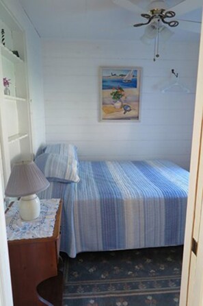 2 bedrooms, WiFi - Little Gem with stunning water view of Great Bay and 1/4 mile from Bristol Beach (Falmouth)