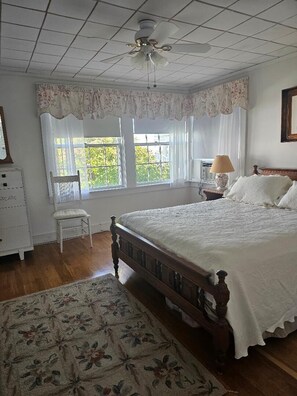 2 bedrooms, WiFi - Little Gem with stunning water view of Great Bay and 1/4 mile from Bristol Beach (Falmouth)