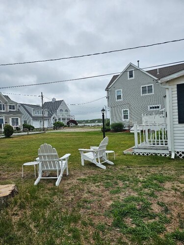 Little Gem with stunning water view of Great Bay and 1/4 mile from Bristol Beach