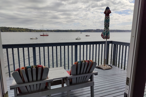 Ever changing scenery with clouds, seals, mountain and waves.