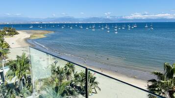 Sur la plage, chaise longue, serviettes de plage