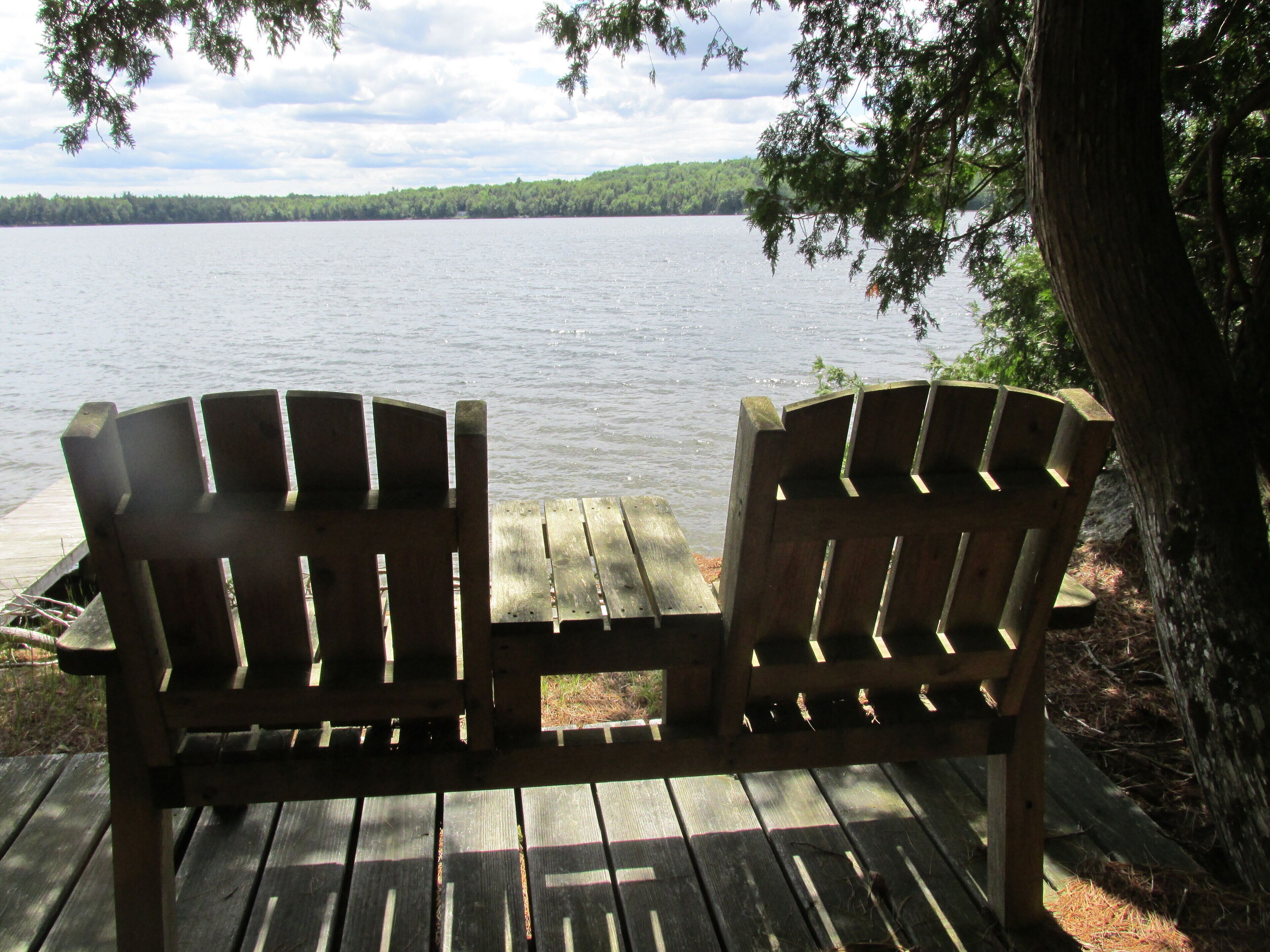 Peaceful Lakeside Retreat with Private Frontage & Dock / Acadia Area