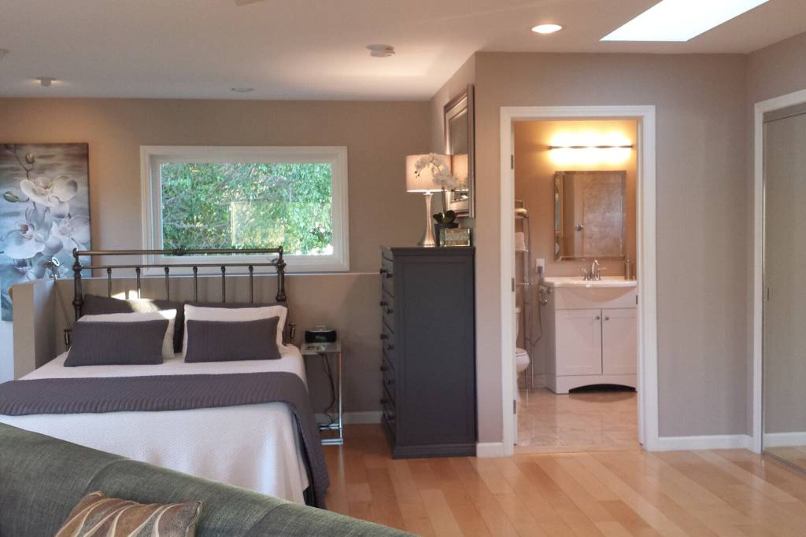 Private Luxury Studio With Parking and Laundry