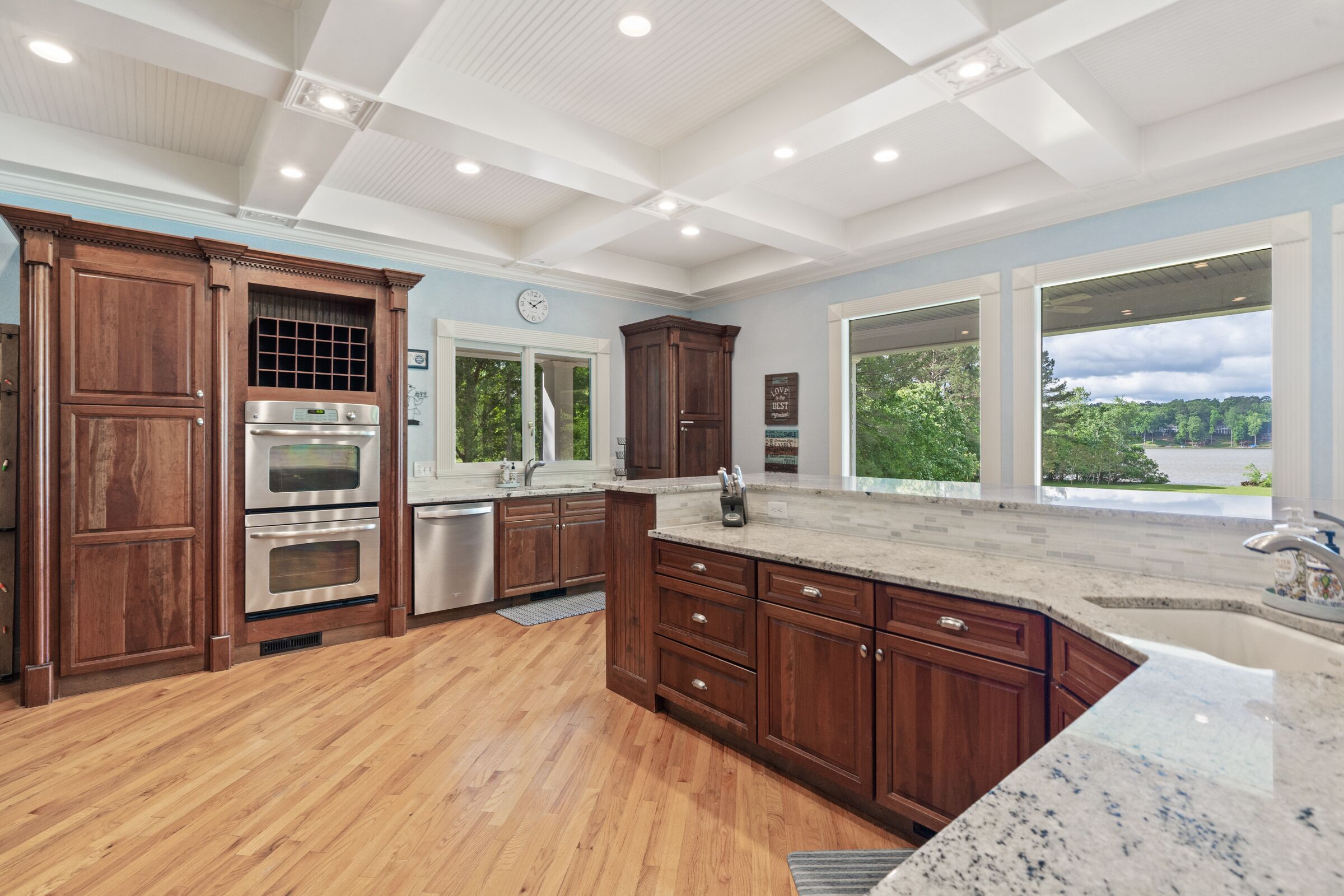 Lakefront/ 8 Acres/Amazing Views/Families/Pool Table/Fire Pit/Kayaks/SUP/Quiet