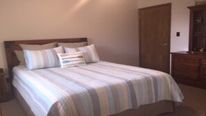 3 bedrooms, in-room safe, iron/ironing board, WiFi