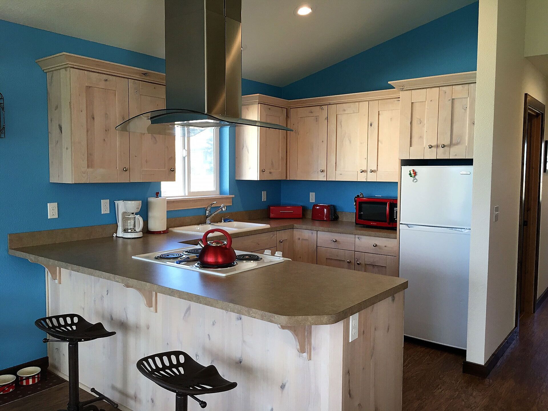 Sunnier times at Wheelhouse! Oceanview, fenced yard. Dogs bring your people!