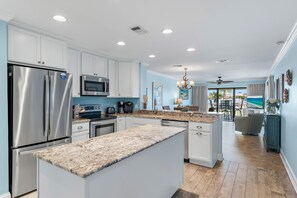 Frigorífico, microondas, horno y placa de cocina