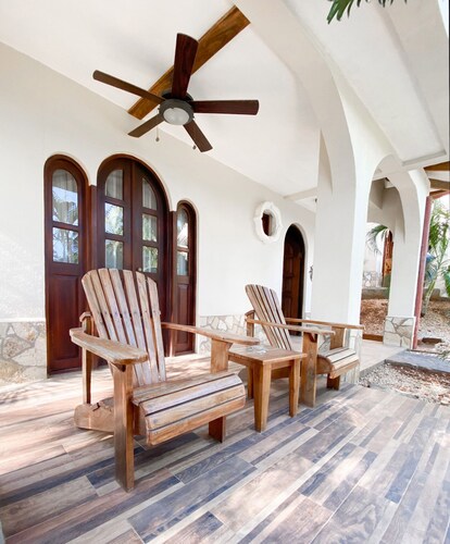 Entire villa in gated community, 2 Bd, 2 & 1/2 bath, pool, sandy beach. 