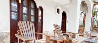 Entire villa in gated community, 2 Bd, 2 & 1/2 bath, pool, sandy beach. 