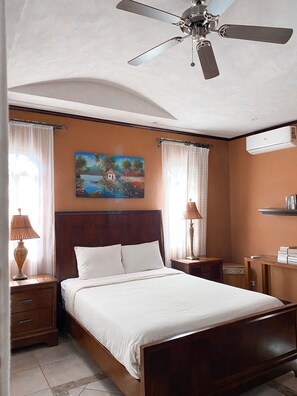 2 Schlafzimmer, Zimmersafe, Schreibtisch, Bügeleisen/Bügelbrett