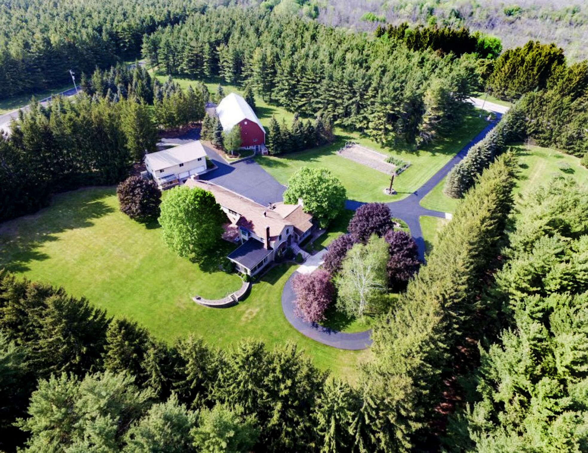 Forest and Farm 6BR Retreat, Modern and Spacious Farmhouse