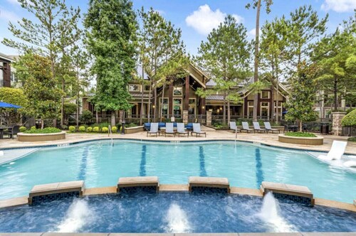 Spacious 2 bed/2bath in The Woodlands**