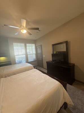 2 habitaciones, escritorio, tabla de planchar con plancha y wifi