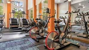 Ein Fitnessstudio mit Ergometer, Laufbändern und Krafttrainingsgeräten.