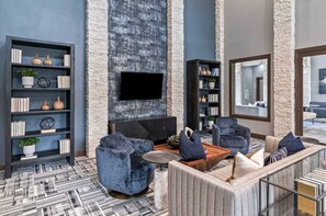 Televisión y chimenea