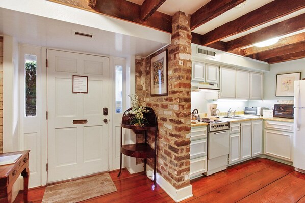 Fridge, microwave, oven, stovetop - Garden Level of Grand Savannah Home (Savannah)