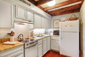 Fridge, microwave, oven, stovetop - Garden Level of Grand Savannah Home (Savannah)