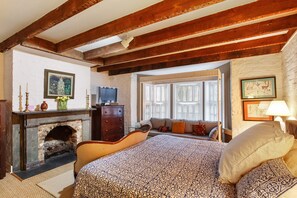 1 bedroom, iron/ironing board, WiFi, bed sheets - Garden Level of Grand Savannah Home (Savannah)