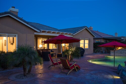 Walk to Caochella, Beautiful home on the golf course, Private pool, Sleeps 10