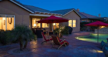 Walk to Caochella, Beautiful home on the golf course, Private pool, Sleeps 10
