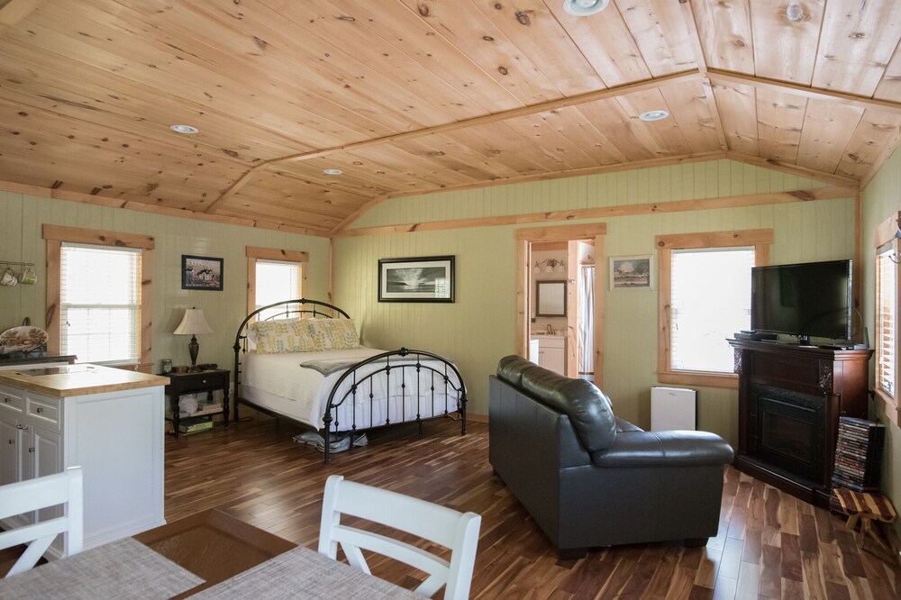 ~The Pinewood Guesthouse~ Fast Wi-Fi~Jacuzzi~Fire Pit~Picnic Table~