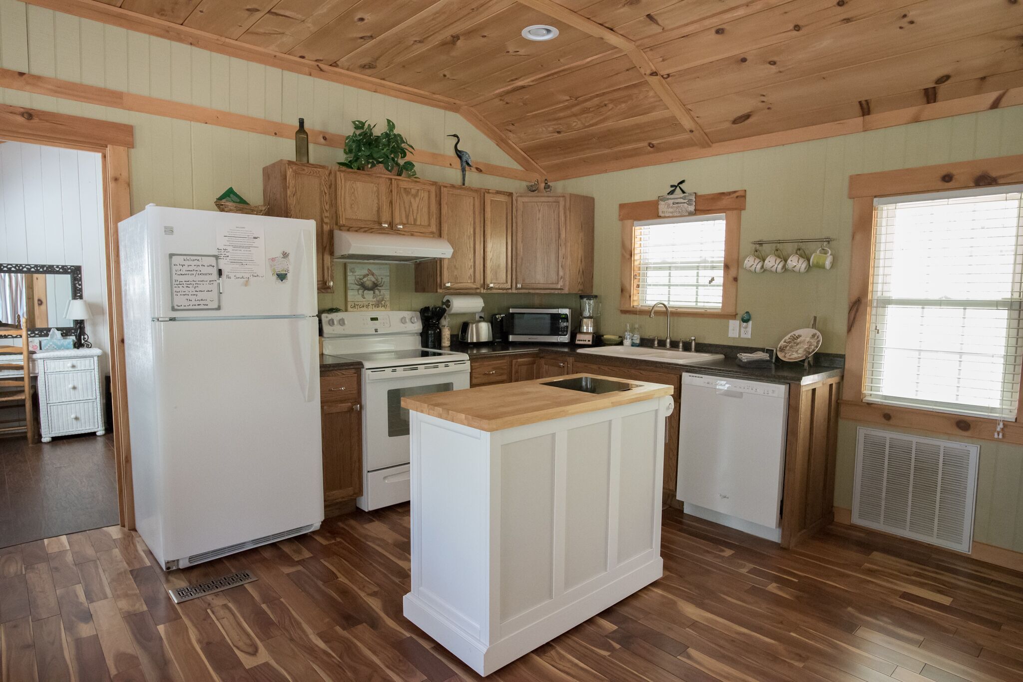 ~The Pinewood Guesthouse~  Fast Wi-Fi~Jacuzzi~Fire Pit~Picnic Table~