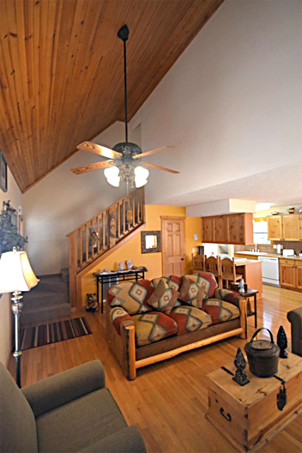 "Woodland Romance" 1Br Cabin, Pets, Fishing, Golf, Pool, Playground, FUN!