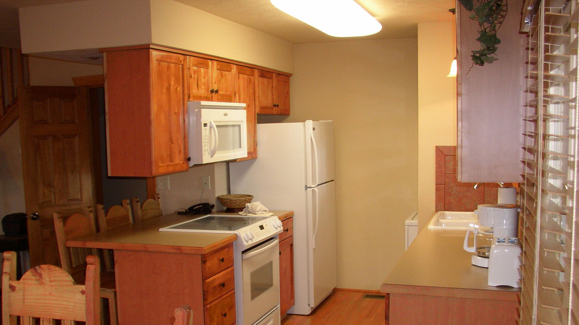 "Woodland Romance" 1Br Cabin, Pets, Fishing, Golf, Pool, Playground, FUN!