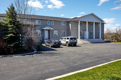 White House Canada-14 chambres, 9 toilettes sur 3 acres pour 28 invités à Brampton