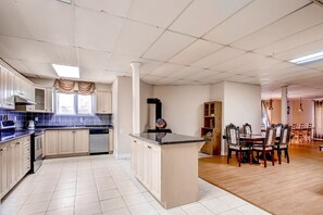 Dining tables - A Castle on 3 Acres & 17,000 sq. ft. in Brampton, ON (Brampton)