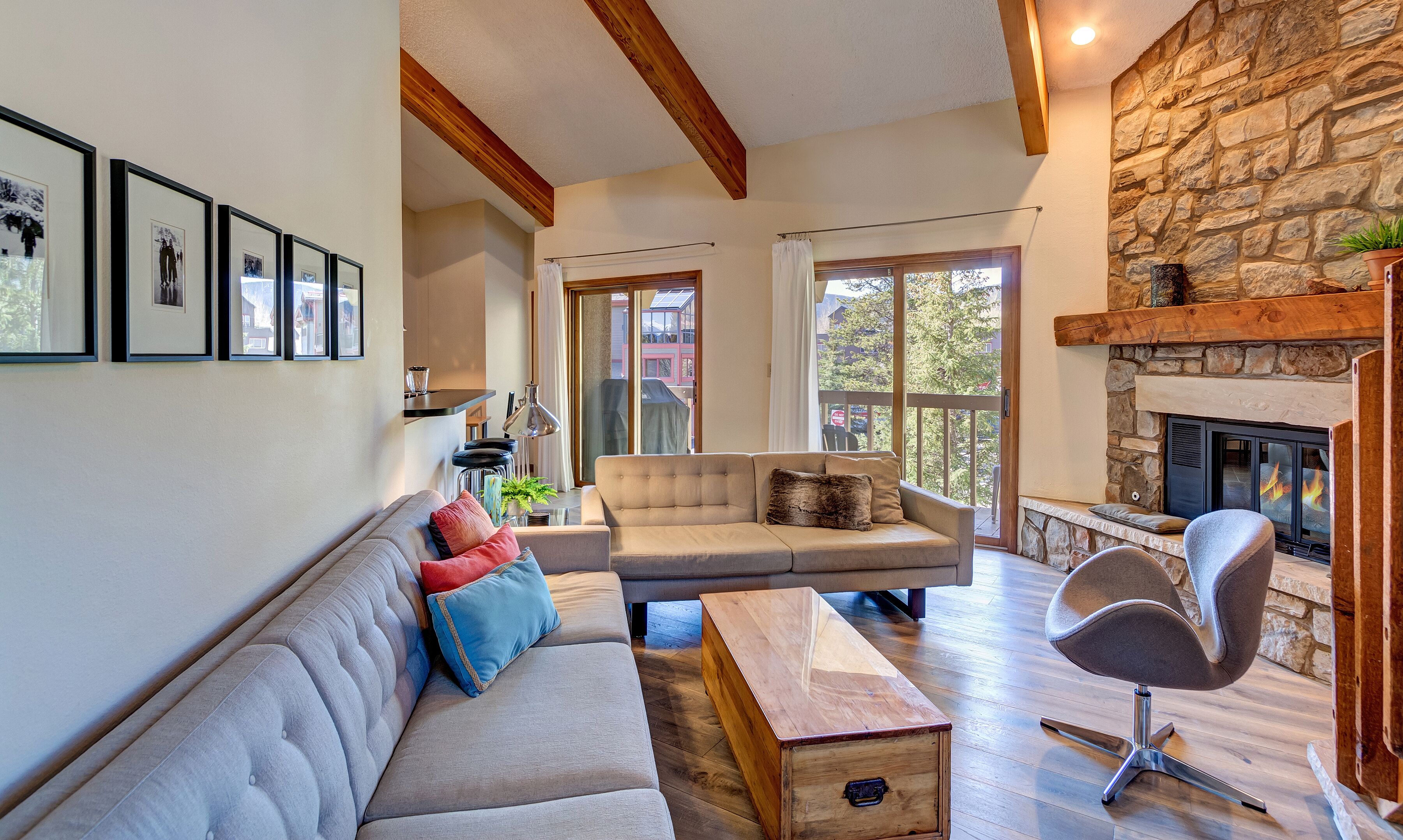 Spacious Sunny Condo, Mountain Views, 2BR+Loft Suite/3BA, 1 block off Main St