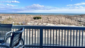 Property grounds - Oceanfront _ Pet Friendly _ Walkable to Boardwalk _10/10 Location _ 1st Floor (Carolina Beach)