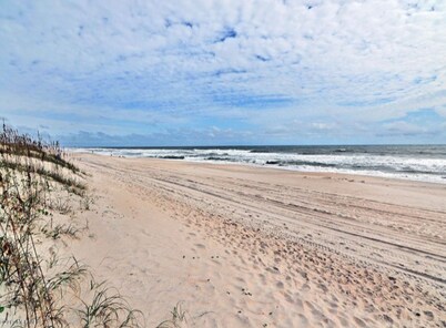 Oceanfront 2 bedroom condo- Pet Friendly- Mermaids Retreat